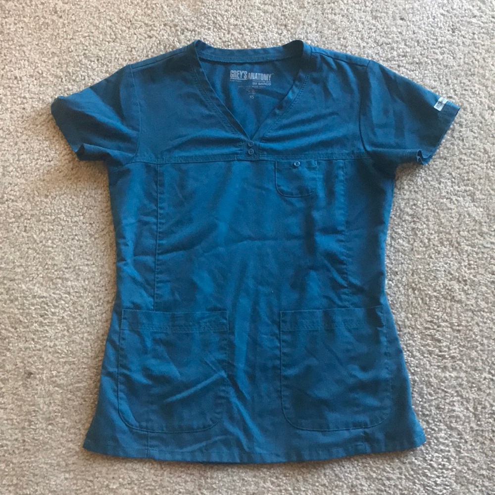 Grey’s anatomy modern 3 pocket v neck top